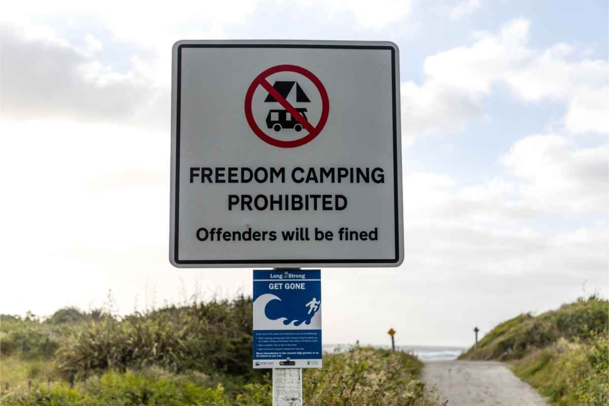 Sign showing a prohibition for freedom camping