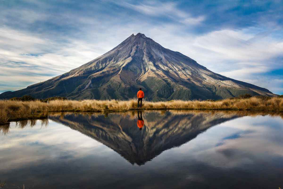 A mountaineer looking to the taranaki volcano